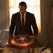 キャプテン・アメリカの盾を見つめるファルコン…マーベル新ドラマ場面写真公開