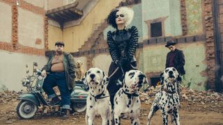 悪女クルエラ、バイクでド派手に登場!ディズニー『クルエラ』最新映像
