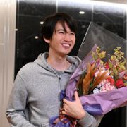 大倉忠義、満面の笑み!「知ってるワイフ」クランクアップ写真が公開