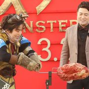 ゆりやんレトリィバァ『モンハン』受付嬢の衣装で肉焼きシーン再現!
