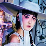 浜辺美波のゴシック美麗ショット!蜷川実花が撮影