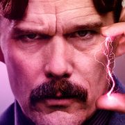 イーサン・ホーク演じるテスラは歌う!『テスラ エジソンが恐れた天才』狂気の本編映像