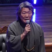 長髪&美声に衝撃!『騙し絵の牙』國村隼のキャラに心奪われる