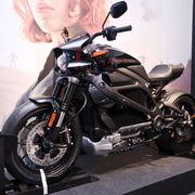 『アベンジャーズ』ブラック・ウィドウのスポーツバイクも!マーベル展覧会、明日から東京開催