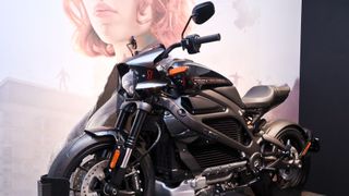 『アベンジャーズ』ブラック・ウィドウのスポーツバイクも!マーベル展覧会、明日から東京開催