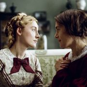 ケイト・ウィンスレット&シアーシャ・ローナンの美しいキスシーン公開
