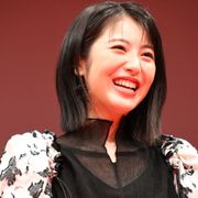 浜辺美波、“賭ケグルイ愛”爆発!抱きしめてワシャワシャしたい