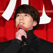 新田真剣佑、佐藤健とのラストバトルで“白”の衣装にこだわった理由を明かす