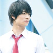 浮所飛貴の真剣なまなざし…!『胸が鳴るのは君のせい』場面カット