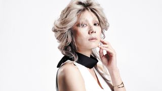 小池栄子、眉なし＆白髪姿！『地獄の花園』地上最強OL役で強烈な存在感