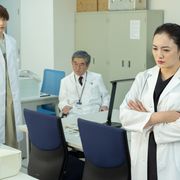 仲間由紀恵&松村北斗の白衣姿!「女王の法医学」場面カット