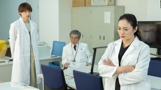 仲間由紀恵&松村北斗の白衣姿!「女王の法医学」場面カット