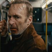 さえないオヤジがチンピラにブチ切れ!『Mr.ノーバディ』1対5の壮絶バスファイトシーン