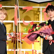 佐藤健、神木隆之介からの花束に破顔!「粋なことをしますね」