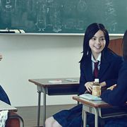 平手友梨奈、制服姿で見せる笑顔!『ザ・ファブル』新カット