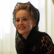 シャロン・ストーンが足組み披露!「ニュー・ポープ 悩める新教皇」場面写真公開