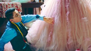 崖っぷちの仕立て屋が幸せを運ぶ！『テーラー 人生の仕立て屋』予告編