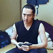 安藤政信『ザ・ファブル』長髪も好評!凄腕の殺し屋役
