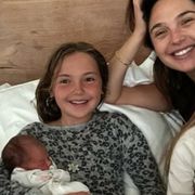 『ワンダーウーマン』ガル・ガドット、第3子出産!家族写真で発表