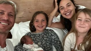 『ワンダーウーマン』ガル・ガドット、第3子出産！家族写真で発表