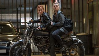 異色!?『ブラック・ウィドウ』スカヨハ&フローレンス・ピューの肉弾戦話題