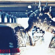 岡田准一が平手友梨奈を救出!『ザ・ファブル』ド迫力のカーアクション映像