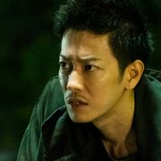 佐藤健の鋭い目つき…短髪で容疑者役『護られなかった者たちへ』場面カット
