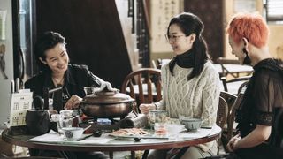 三姉妹が父の秘伝のスープ再現に奮闘!『花椒の味』場面写真