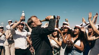 奇想天外な酔っぱらい実験!マッツ・ミケルセン主演『アナザーラウンド』本編映像