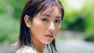 浜辺美波、かわいくて大人っぽい!写真集で初水着撮影も