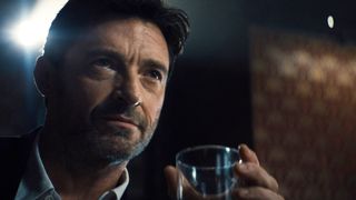 ヒュー・ジャックマン、予測不能な物語に騙された!『レミニセンス』メイキング映像公開