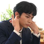 松本潤“深山”のあのポーズも!映画『99.9』場面カットが公開