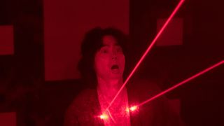 絶体絶命!菅田将暉がレーザーで狙われる…『CUBE』新カット