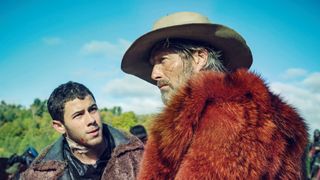 マッツの毛皮コート姿がカッコよすぎ!『カオス・ウォーキング』場面写真