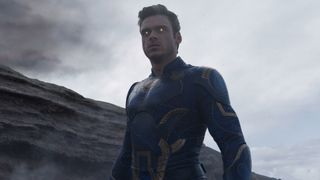 『エターナルズ』カリスマ性漂うイカリスの強さ　リチャード・マッデン、鏡を何度も見ながらビーム練習