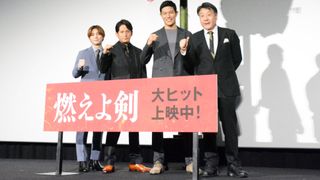 岡田准一、解散から一夜 中居正広にもらった靴「岡田・V6」で登場