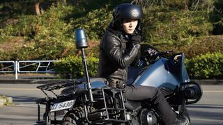 山田涼介、特撮で念願のバイク乗車 特注デザインに「思わず写メを撮りました」