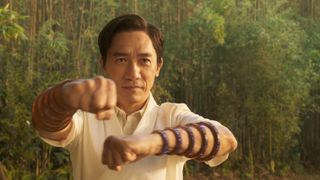 11月21日は家族の日!父と息子が語り合う…『シャン・チー』未公開シーンが公開