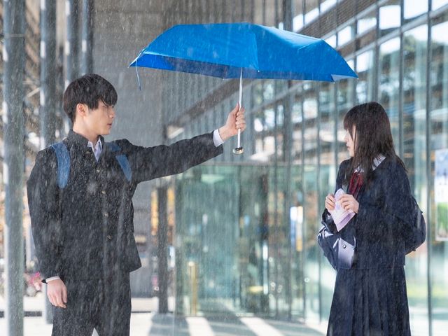 福本莉子＆松田元太が雨の中で見つめあう…『君が落とした青空』場面カット