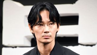頬げっそり…「新聞記者」綾野剛の水抜き肉体改造に反響