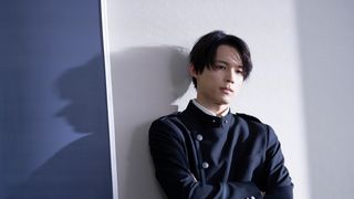 松村北斗のクールな制服姿!『xxxHOLiC』新カットが公開