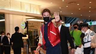『ファンタビ』エディ・レッドメイン日本到着 歓迎に「ありがとう」