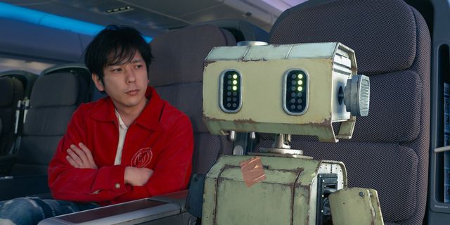 二宮和也『TANG タング』タングと飛行機に乗る場面カット公開！