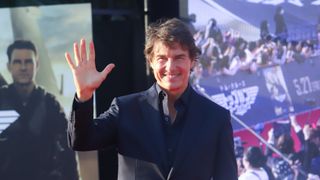トム・クルーズ、横浜レッドカーペットでファン400人と交流!来年の夏に「戻ってきます」