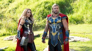 マイティ・ソー役のナタリー・ポートマン、筋肉スゴすぎ!『ソー:ラブ&サンダー』場面写真公開