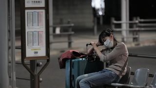 映画/板谷由夏がホームレスに転落する主人公に…社会的孤立を描く『夜明けまでバス停で』公開決定
