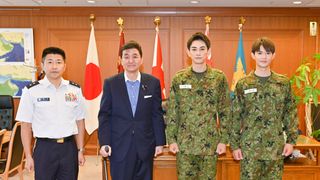 町田啓太&佐野勇斗「テッパチ!」で防衛大臣を表敬訪問
