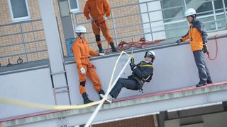 上川隆也「遺留捜査」で空中ロープ20メートル移動　スーツ姿でレスキュー訓練