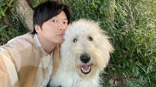 田中圭、俳優犬・ベックと仲良し自撮り！『ハウ』オフショット公開