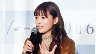 川口春奈、高校の制服姿に「汗が止まらない」